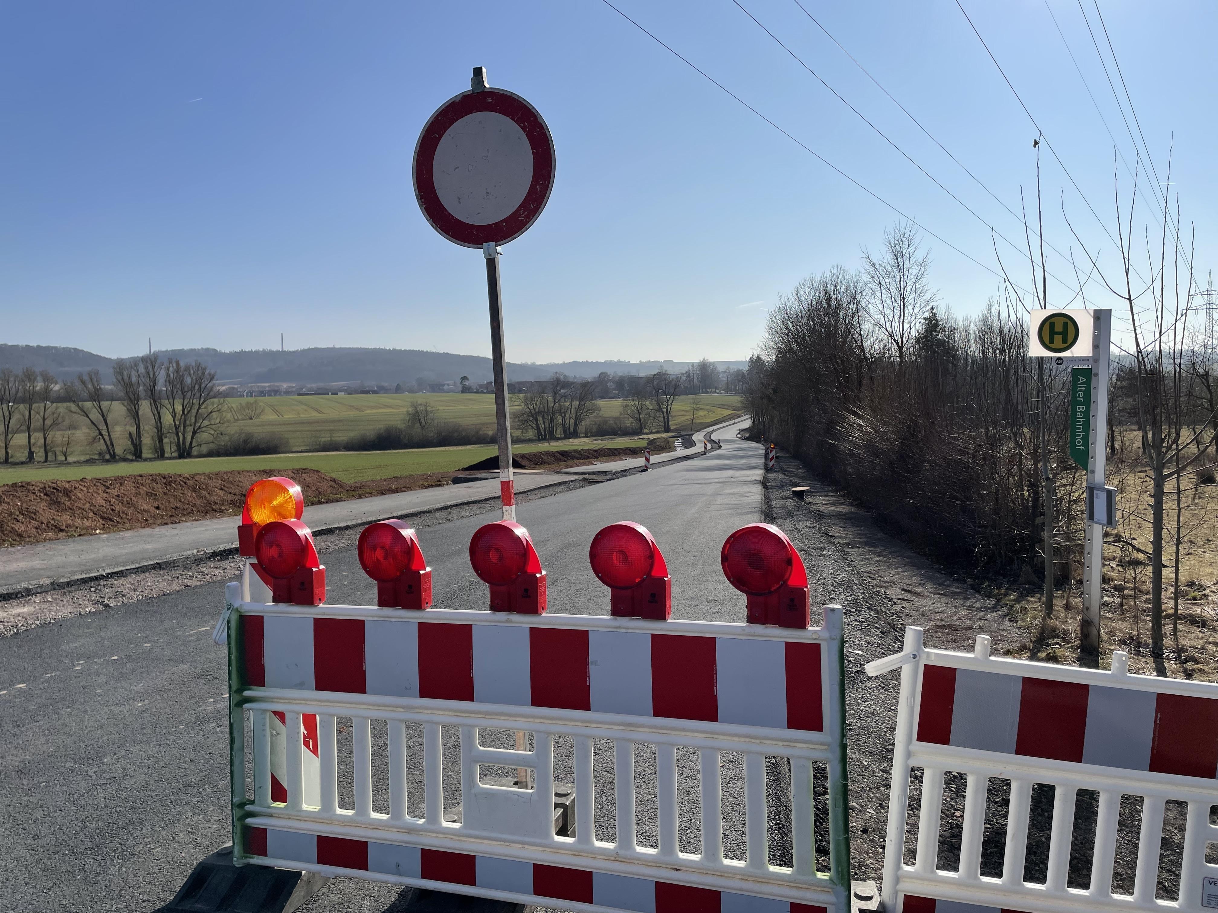 Twistetal-Berndorf/ Mühlhausen. Baustelle Hessen Mobil Landesstraße 3297 zwischen Berndorf und Mühlhausen. Von Berndorf bis zum Bahnübergang wurde 2024 gebaut, ab 2025 wird weiter Richtung Mühlhausen gebaut. Foto: Heike Saure